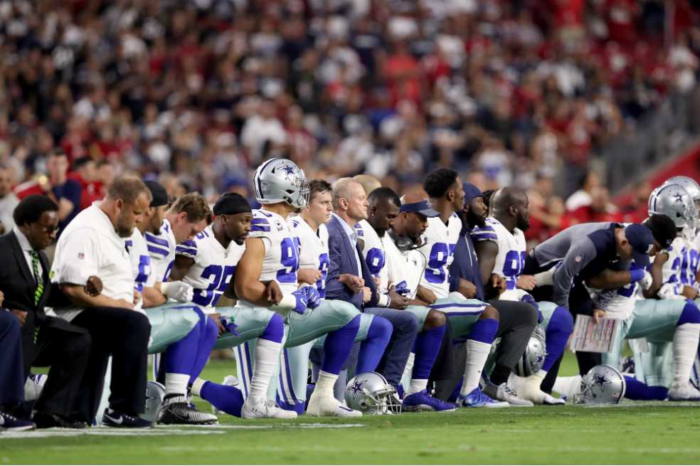 Trump pide prohibir a jugadores de la NFL arrodillarse durante el himno
