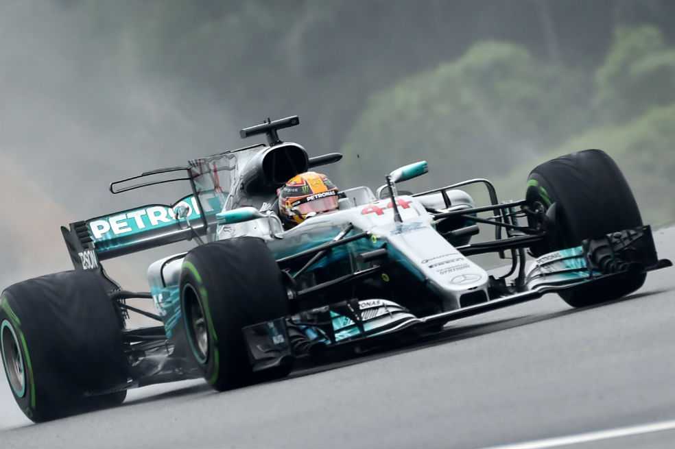 Hamilton logra la pole en Malasia, Vettel saldrá último