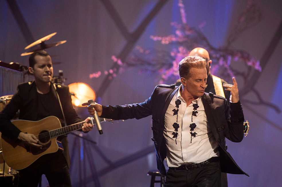 Emmanuel celebra 40 años de carrera con un MTV Unplugged