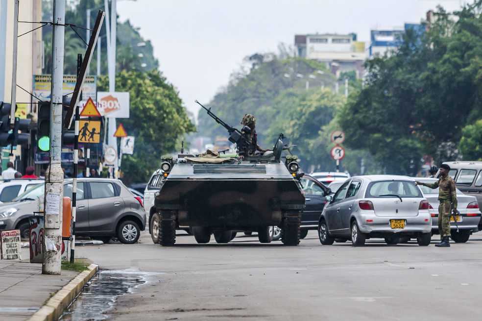 Ejército toma el control en Zimbabue y pone bajo arresto al presidente