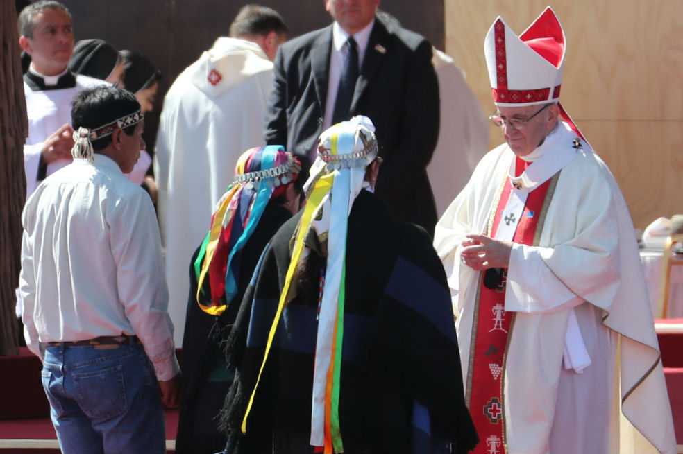 Papa dedica misa en Temuco a víctimas de dictadura de Pinochet