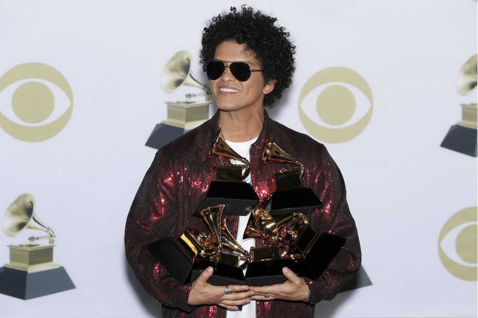 Bruno Mars hace magia y arrasa en los Grammy