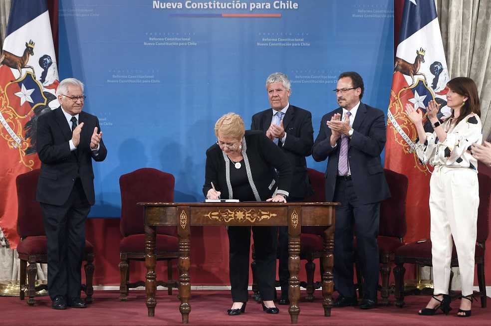Bachelet propone una nueva Constitución cinco días antes de acabar su mandato
