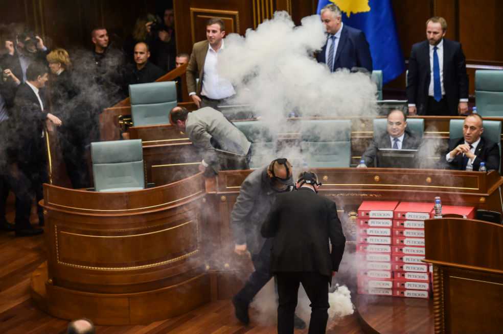 Opositores usaron gases dentro del Parlamento en Kosovo para impedir votación