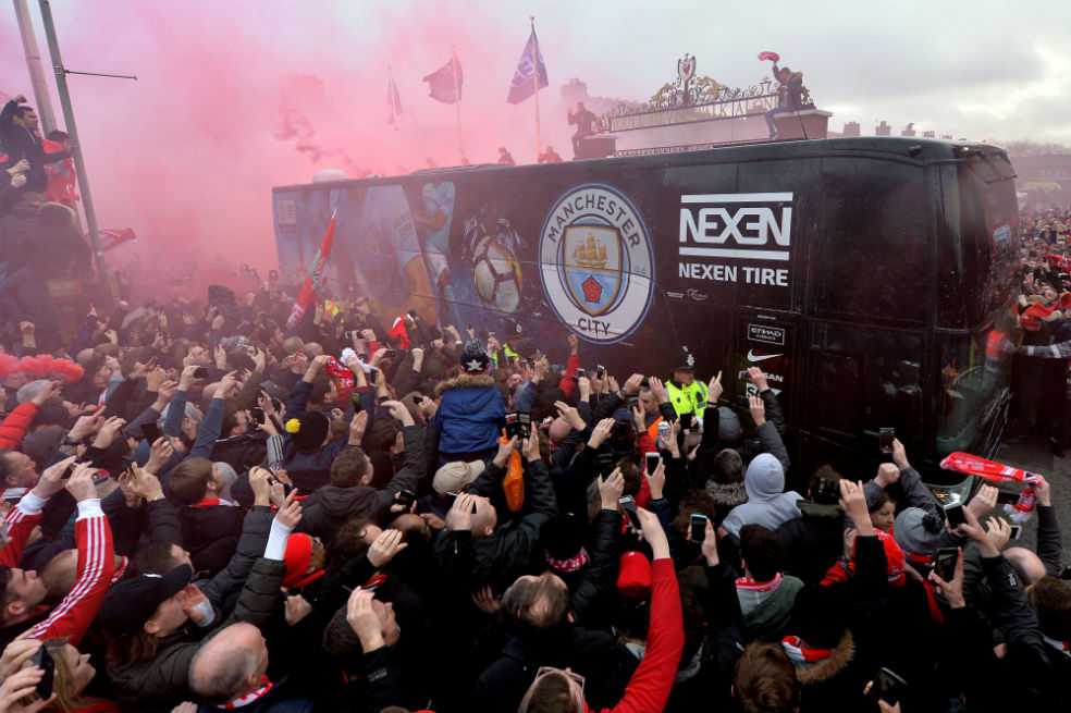 Aficionados del Liverpool destrozan el autobús del Manchester City