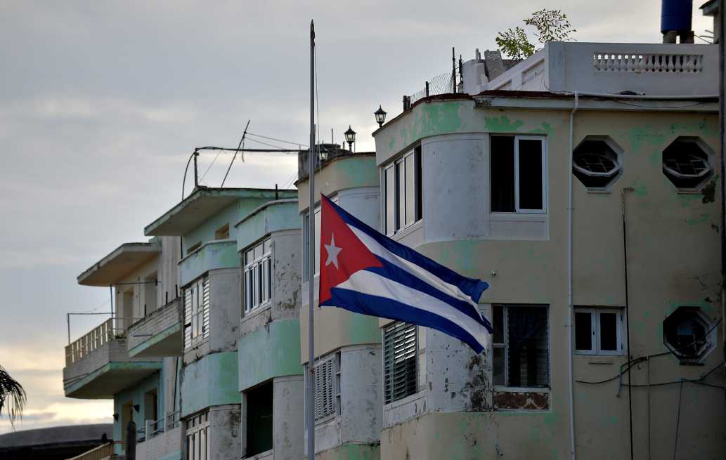Cuba lucha por mantener con vida a los tres sobrevivientes de tragedia aérea
