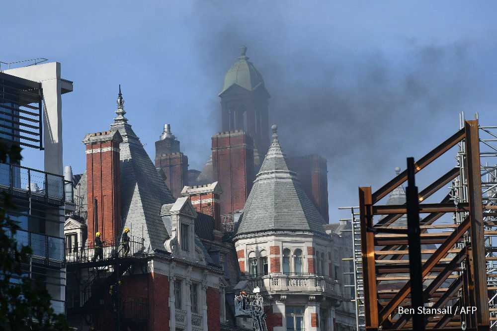 Bomberos intentan controlar incendio en un hotel de lujo en Londres