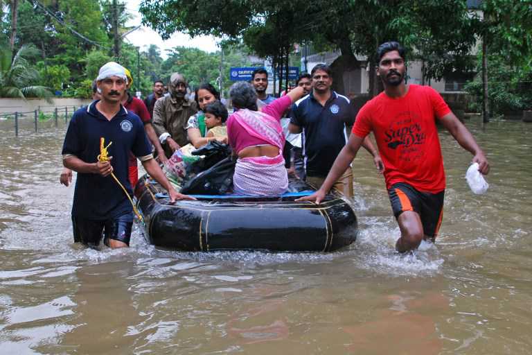 Las peores inundaciones de casi un siglo en India causan al menos 324 muertos