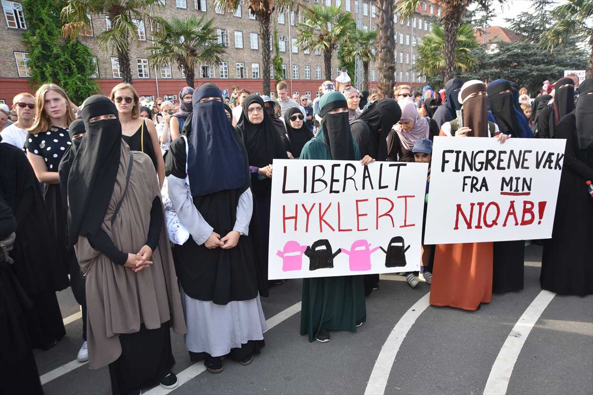 Miles de personas marchan en contra de la prohibición de la burka en Dinamarca