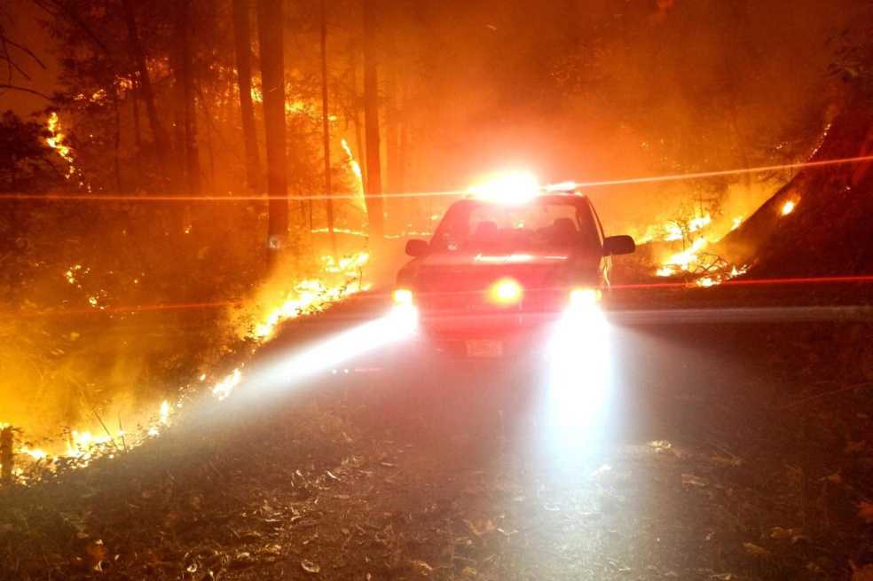 ¿Quiénes son los bomberos privados que salvan mansiones durante incendios en California?