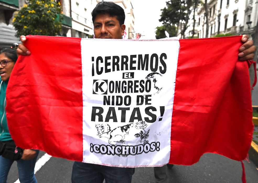 ¿Por qué en Perú apoyan la decisión del presidente de disolver el Congreso?