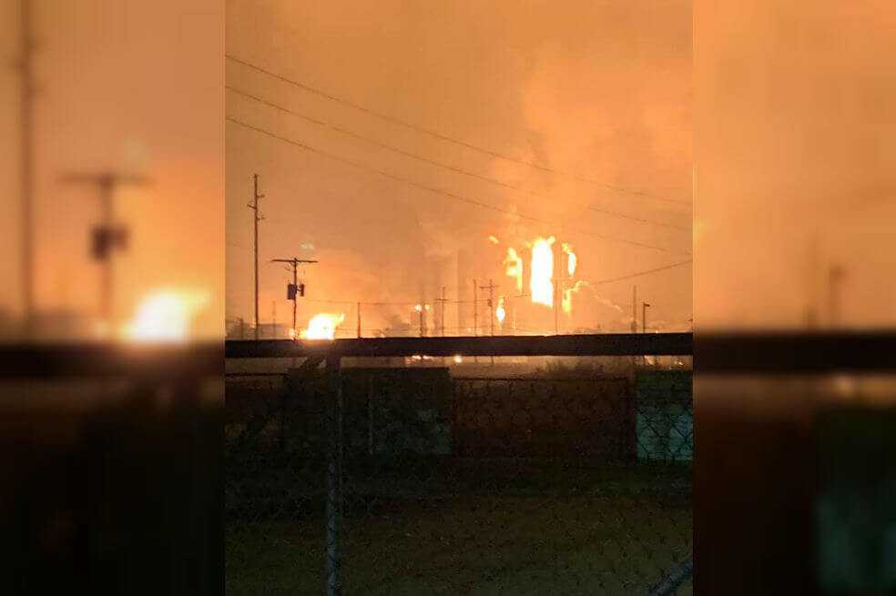 Fuerte explosión en planta petroquímica de Texas obliga a evacuar sus alrededores