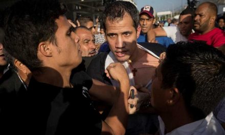 Guaidó es recibido con una paliza y abucheos de oficialistas al aterrizar en Caracas