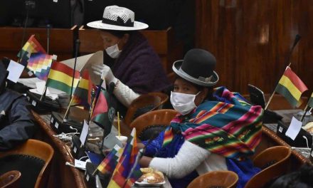 Los candidatos bolivianos siguen en campaña a pesar de no tener fecha de elecciones