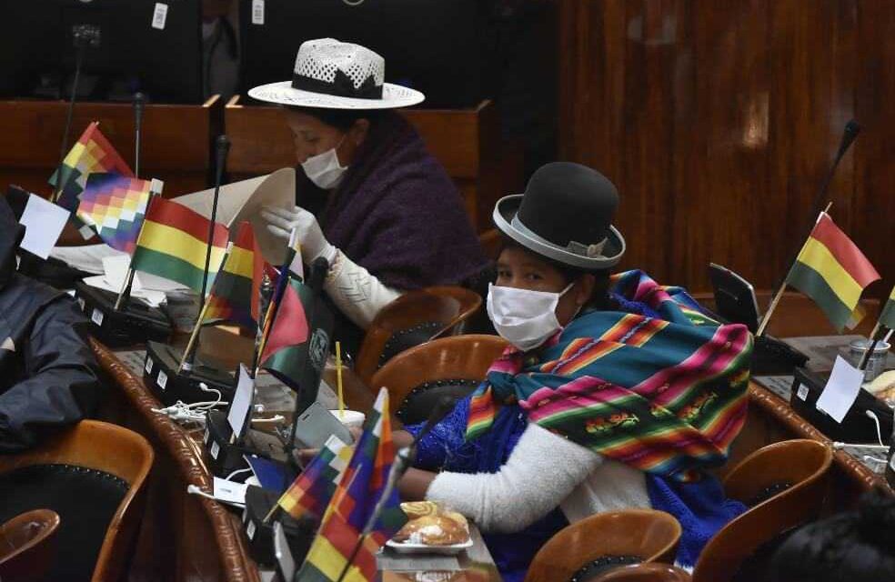 Los candidatos bolivianos siguen en campaña a pesar de no tener fecha de elecciones