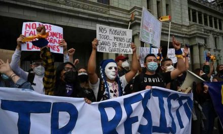 Indígenas en Guatemala bloquean carreteras e insisten en dimisión del presidente