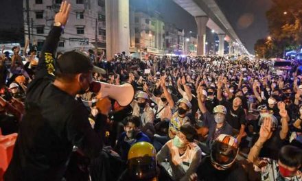 Activistas en Tailandia podrían enfrentar hasta 15 años de cárcel por cuestionar al rey
