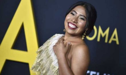 Yalitza Aparicio, actriz mexicana, conducirá show previo a los Globos de Oro 2021
