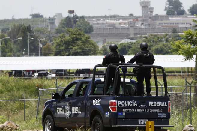 Hallan al menos 18 bolsas con presuntos restos humanos en estado de México