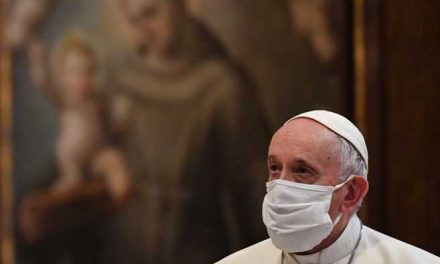 El papa recibió la segunda dosis de la vacuna y está inmunizado