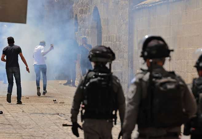 Nuevos choques en Jerusalén entre la policía y palestinos dejan casi 300 heridos