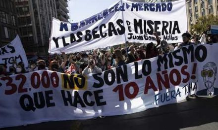 Chile: así le protestaron los estudiantes al presidente Boric, exlíder estudiantil