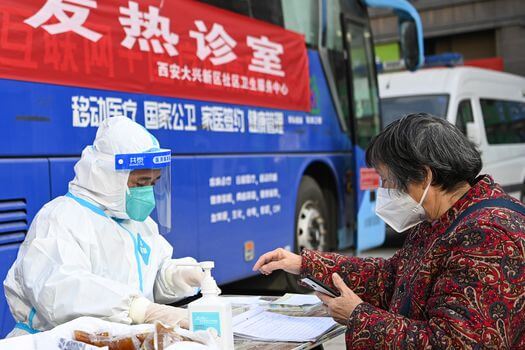 El brusco aumento del COVID-19 en China deja a muchos sin medicinas