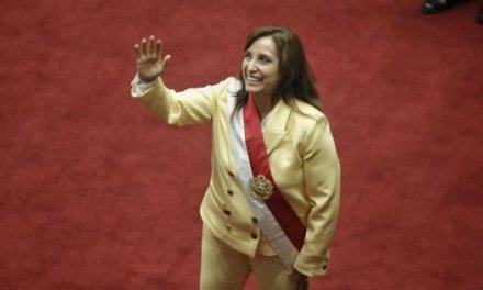 Nueva presidenta de Perú busca formar gobierno tras autogolpe fallido de Castillo