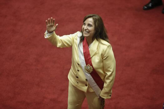 Nueva presidenta de Perú busca formar gobierno tras autogolpe fallido de Castillo