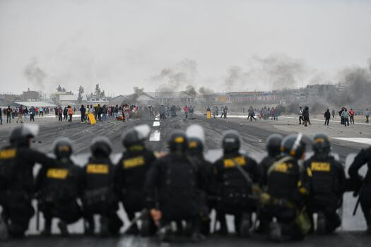 Perú: manifestantes en contra del Gobierno se toman el aeropuerto de Arequipa