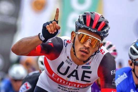 Sebastián Molano ganó al embalaje la cuarta etapa del UAE Tour