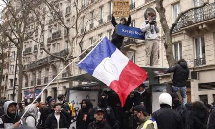 Macron rechaza mediación con sindicatos y siguen los disturbios por toda Francia