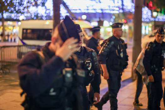 El policía acusado de haber matado a un joven en Francia niega haberlo amenazado