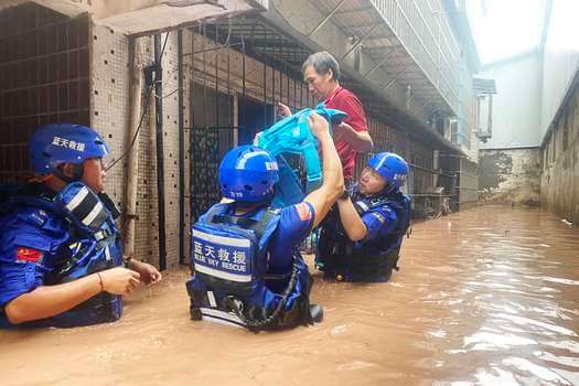 Las fuertes lluvias en China mataron a 15 personas y desplazaron a miles más