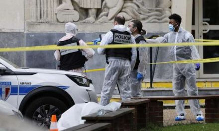 Francia: profesor murió apuñalado en un colegio; investigan terrorismo