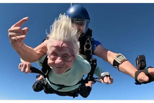 Murió mujer de 104 años famosa por saltar en paracaídas para romper un récord