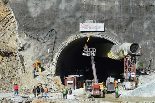 Difícil rescate en India: 41 obreros llevan nueve días atrapados en un túnel