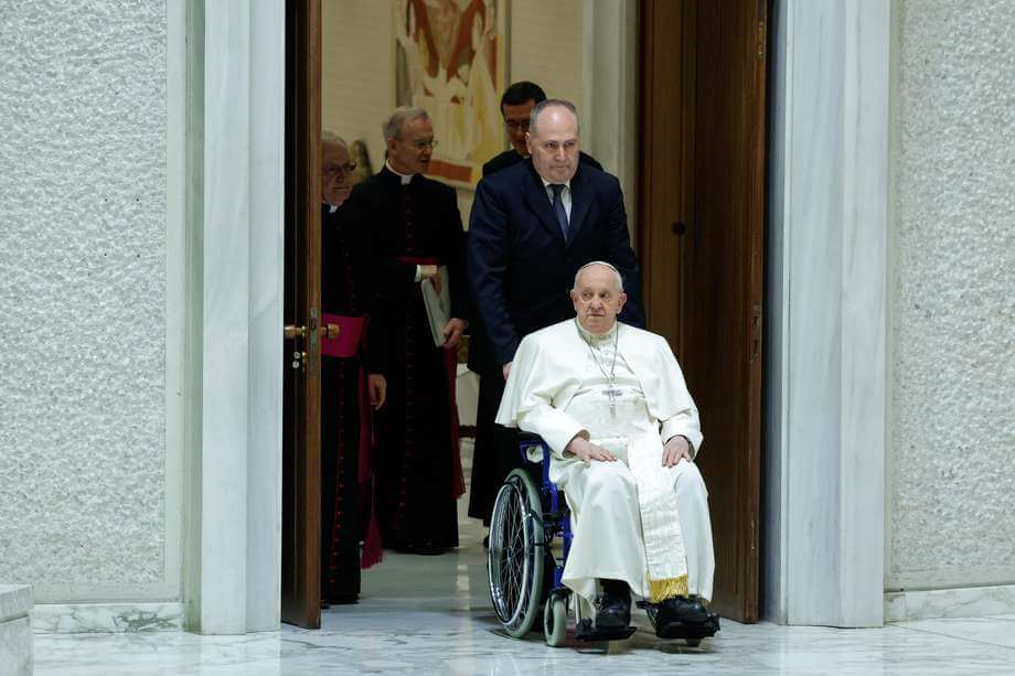 “Que se vaya pronto al cielo”: critican a curas por bromear sobre la salud del papa