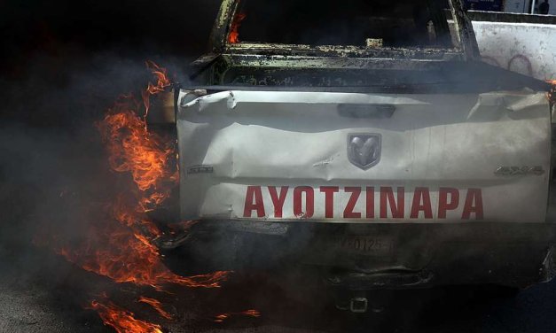 México: estudiantes de Ayotzinapa atacan con explosivos a la Fiscalía de Guerrero