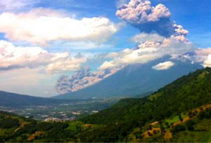 En Guatemala evacúan comunidades por erupción del Volcán de Fuego