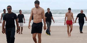 Piqué y varios jugadores de España disfrutan de un día de playa en Brasil
