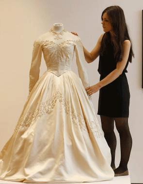 Subastan vestido de novia de Elizabeth Taylor