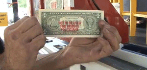 Empresario regala dinero en plaza de Nueva York para denunciar corrupción