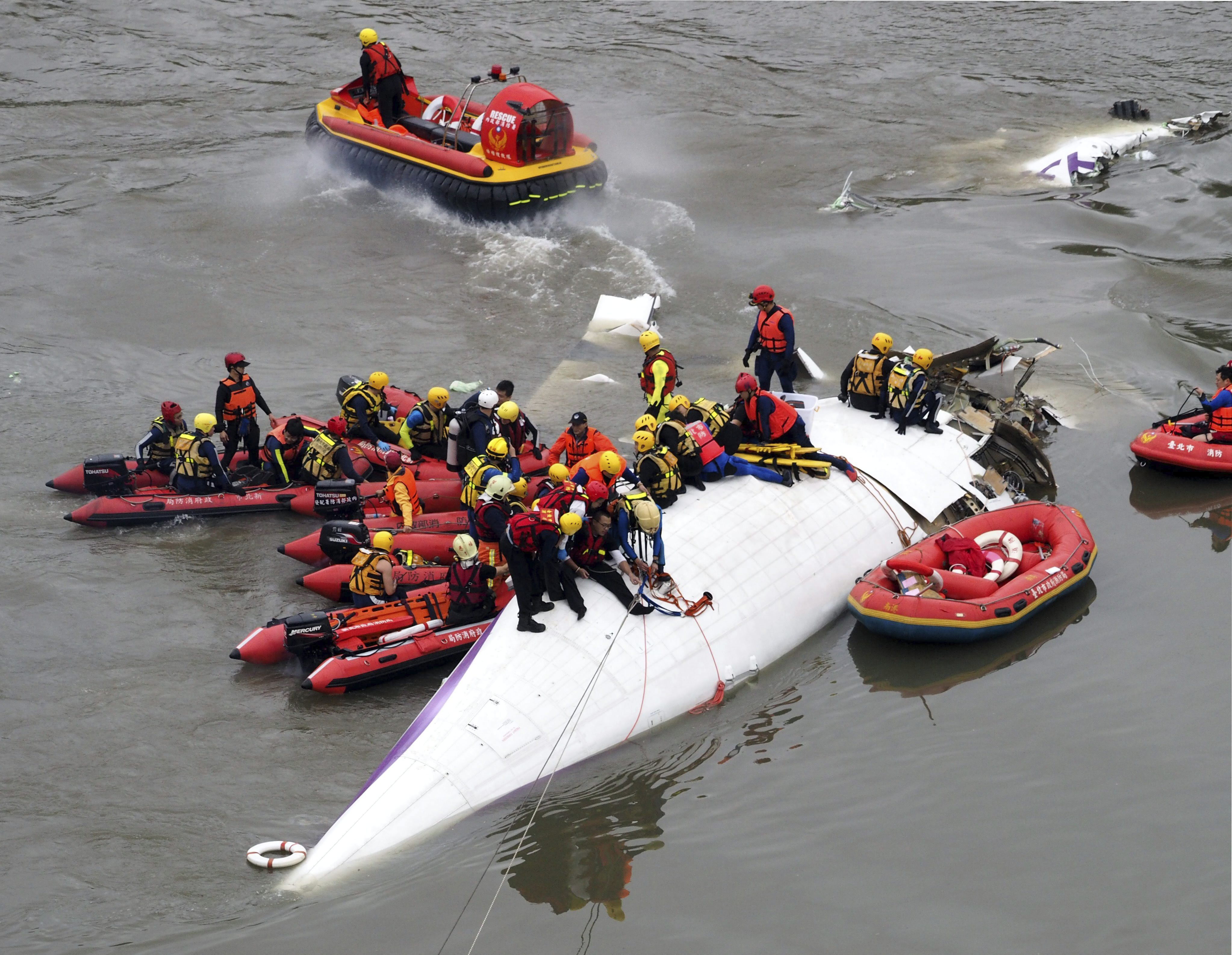 Rescate de los 15 sobrevivientes del accidente de avión en Taiwán