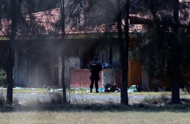 Dudas por muerte de 42 delincuentes y sólo un policía en brutal choque en México