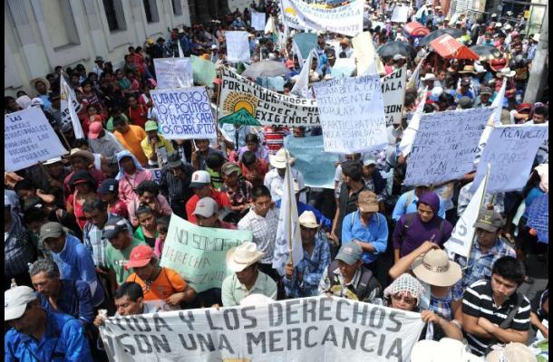 Indígenas y campesinos marchan en Guatemala para exigir renuncia del presidente