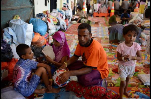 Varios muertos en sangrientos choques en barco de migrantes frente a Indonesia