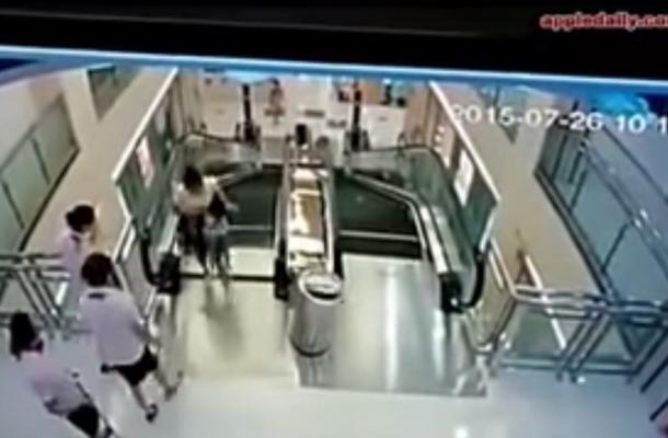 Mujer muere atrapada en escalera eléctrica; salva a su hijo