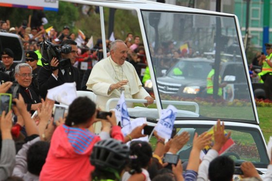 «Les doy mi bendición y no voy a cobrar nada», bromea el papa en Guayaquil