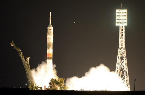 Nave espacial Soyuz llega a la ISS con tres astronautas, a pesar de fallo técnic
